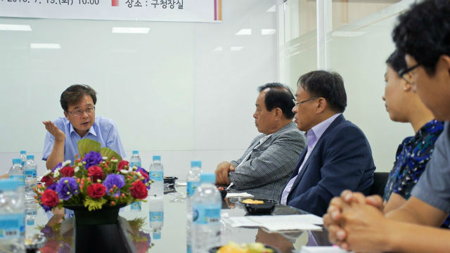 사회적경제 협의회 간담회 모습. 왼쪽 김우영 은평구청장, 오른쪽 가운데 배충일 부회장(동광어패럴 대표) 등이 자리를 함께 했다