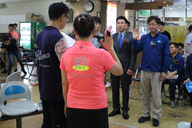 은평구청장배 볼링대회 진행에 앞서 김우영 구청장(사진 뒤줄 맨 오른쪽)이 선수 선언을 받고 있다