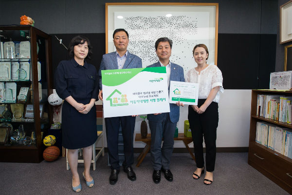 김영배 성북구청장은 구청장실에서 초록우산 어린이재단에서 주관하는 아동학대 예방 서명 릴레이 행사에 참여하고 아동학대 근절에 강한 의지를 표명했다