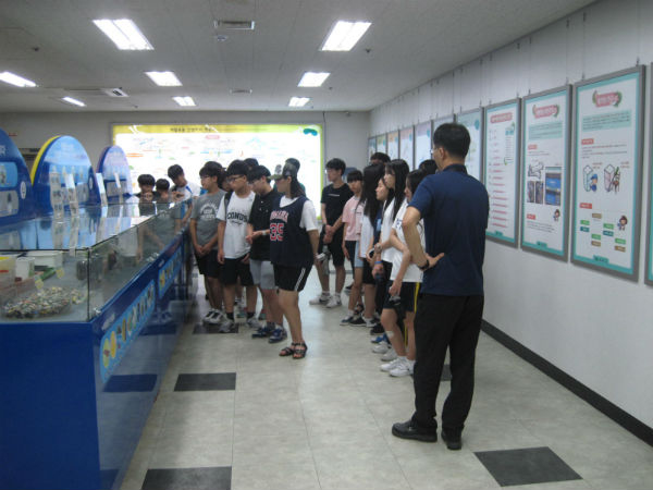 재활용 선별장을 견학하는 강북구 '청소년 환경순찰 체험단'학생들