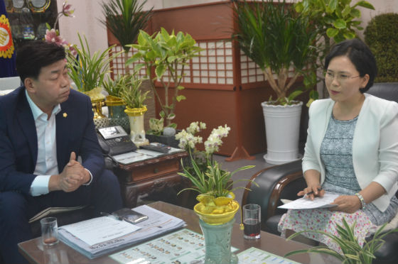 ▲성흠제 의장이 송연희 수석편집위원(오른쪽)과 대담을 통해 은평구의 복지정책 및 방향에 대해 의견을 피력하고 있다        김수연 기자 사진
