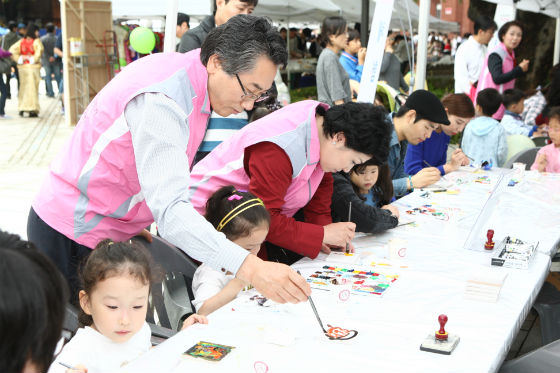 지난해 9월 개최된 종로 가족사랑·다문화 어울림 한마당 모습. 김영종 구청장이 행사에 참여했다