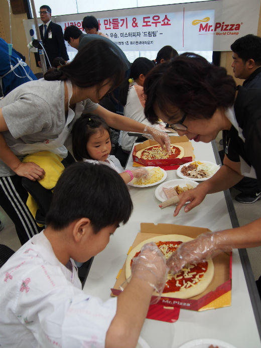 미스터피자가 세브란스 어린이병원을 방문해 피자 만들기 체험행사를 진행했다