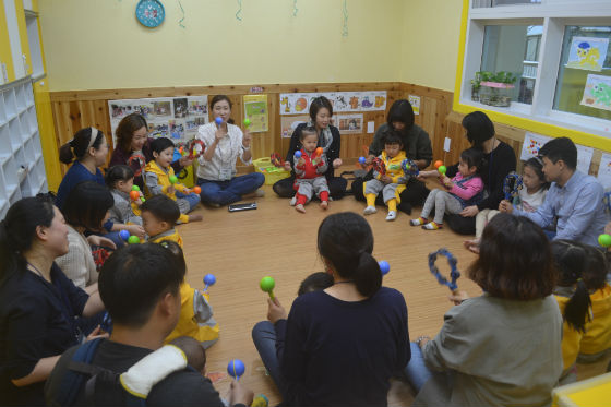어린이와 학부모들이 함께 토스트를 만들며 즐거워하고 있다             김수연 기자 사진