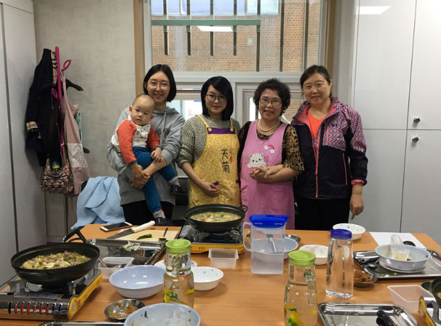 한국요리교실에서 강습을 담당한 박헌주(오른쪽 2번째) 강사와 다문화가족이 함께 사진 촬영을 했다