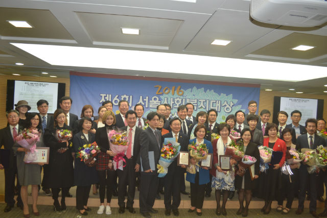 제6회 서울사회복지대상을 받은 수상자들이 기념 촬영에 임했다              김수연 기자 사진