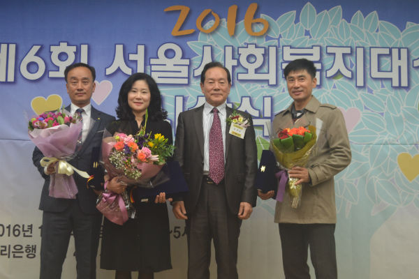 제6회 서울사회복지대상을 받은 수상자들이 기념 촬영에 임했다              김수연 기자 사진