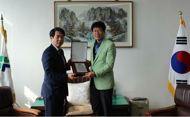 신경하 장장(오른쪽)이 '서울사회복지대상' 표창패를 전달받고 기념 촬영에 임했다