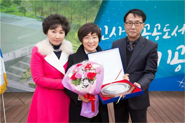김미경 서울시의원(가운데)이 수상 후 기념 촬영에 임했다