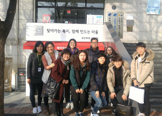 대전대학교 학생들이 지역사회 청년리더 양성을 위한 인턴과정에 참여했다. 학생들이 응암2동주민센터 매바위북카페 앞에서 기념 촬영했다