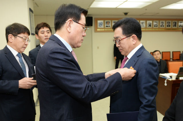유덕열 동대문구청장(왼쪽)이 오한영 부동산정보과장에게 대통령 표창을 수여하고 있다