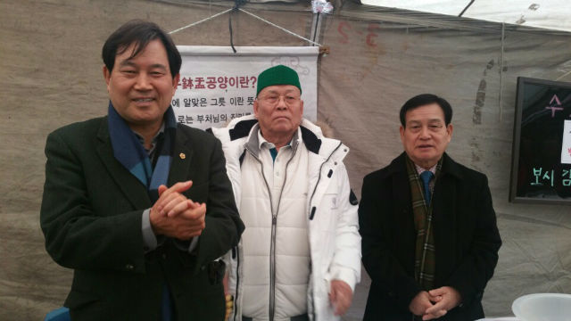 서울시의회 성백진 의원(왼쪽)이 행사를 마친 후 박영국 스님(가운데) 등과 자리를 함께 했다