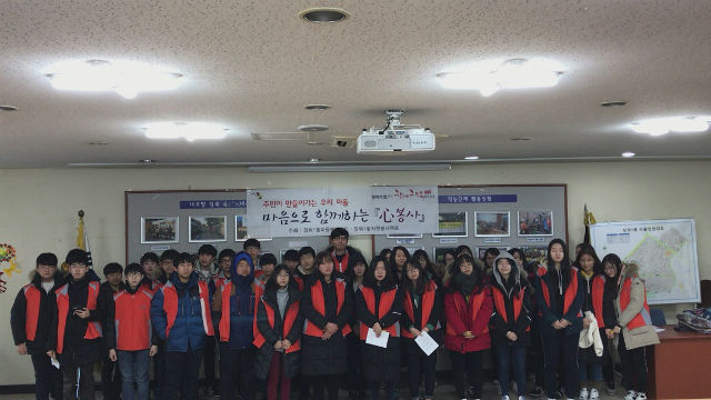 성북구 장위1동 자원봉사 청소년들이 모든 활동을 마치고 장위1동 주민센터에서 기념 촬영에 임했다