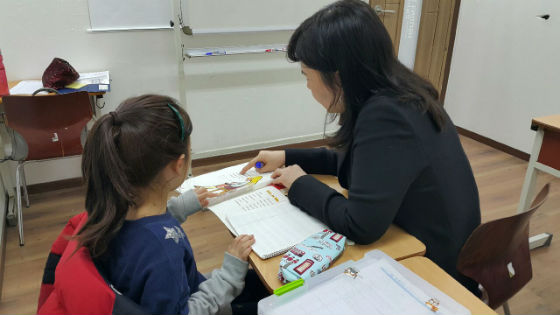 성북청소년수련관에서 어린이가 효과적인 영어 교육을 받고 있다
