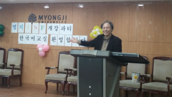 이광윤 목사가 한국어교실 개강파티에서 유학생들을 대상으로 인사말을 하고 있다    서울복지신문 사진