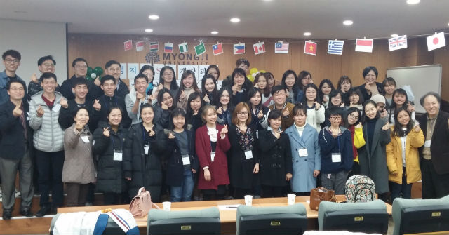 개강파티를 마치고 한국어교실 참여 학생들이 기념 촬영하고 있다     서울복지신문 사진