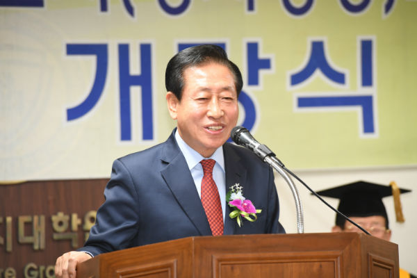 이용주 의장이 서울사회복지대학원 대학교 최고위지도자과정 입학 및 개강식에서 인사말을 하고 있다