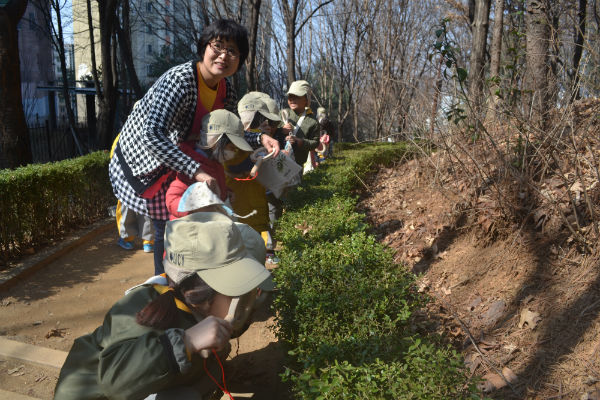 미성어린이집 어린이들이 백년산 숲길에서 숲체험 교육을 하고 있다. (사진 가운데 송연희 원장)