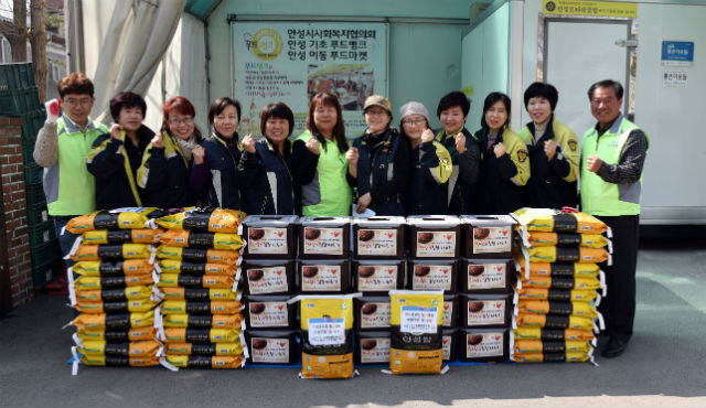 안성시사회복지협의회가 소외계층에게 쌀과 김치를  전달하고 봉사자들과 기념 촬영에 임했다.(맨 오른쪽 임근영 사무국장)