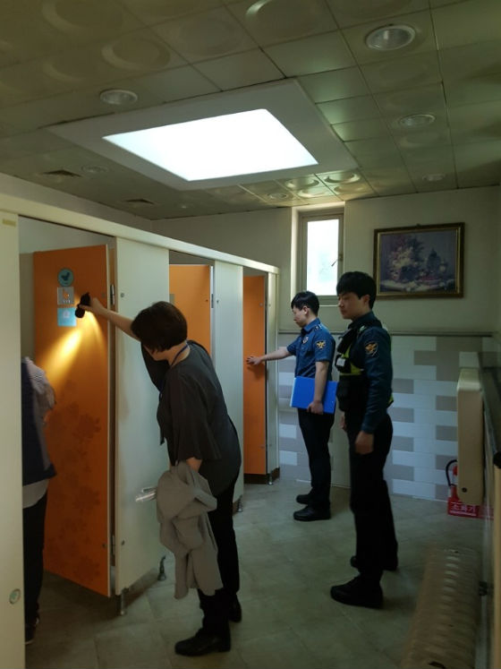 강남구가 여성안전 화장실을 만들기 위해 강남경찰서·수서경찰서와 함께 관내 화장실을 합동점검하고 있다