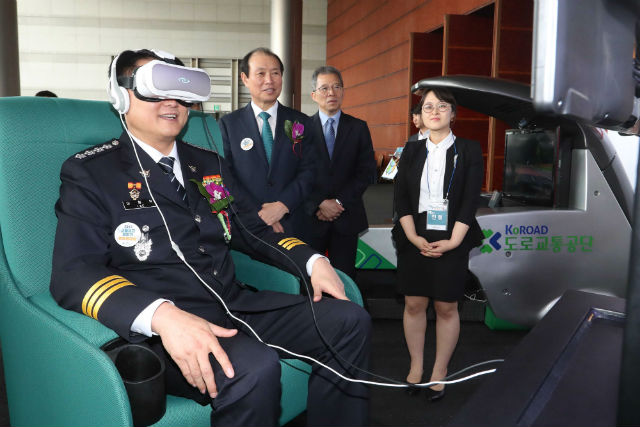 '2017 교통사고 줄이기 한마음 대회'에 이철성 경찰청장이 가상현실(VR) 교통안전체험을 하고 있다. 사진 = 도로교통공단 제공