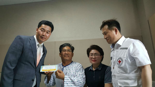 서울중앙에셋(주)는 수해복구 작업도둥 부상을 당해 병원에 입원중인 대한적십자사 봉사대원 김 모씨를 찾아가 위로금을 전달했다
