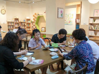 홍은벽산아파트 '북카페'에서 주민 모임이 열리고 있다