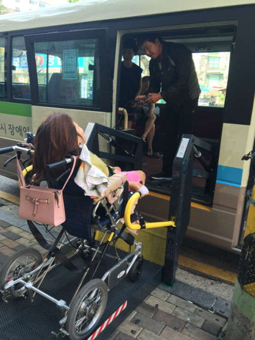 서울시설공단은 장애인콜택시 시티버스투어를 다음달 부터 진행한다
