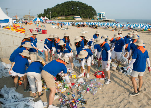'한국필립모리스 바다사랑 캠페인’ 자원봉사원들이 수거 한 쓰레기를 유형별로 분류하고 있다
