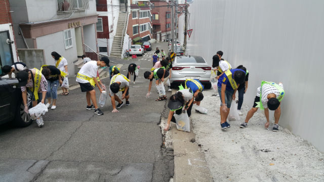 응암2동 자원봉사캠프는 여름방학동안 청소년 '마을가꾸기' 봉사활동을 전개했다