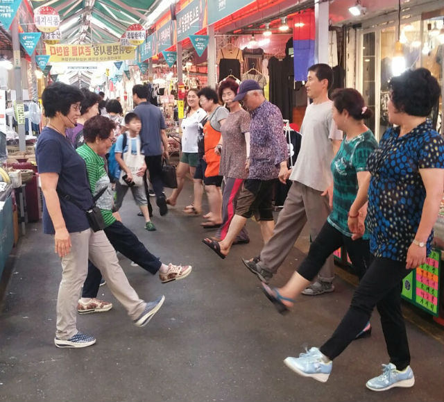 '전통시장 걷기 프로그램'에 참여한 장위전통시장 상인들이 준비운동 하고 있다