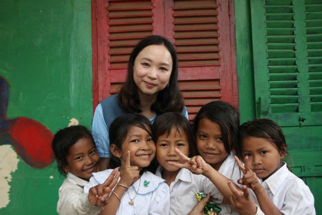 필자 장미내 경희대학교 지구사회봉사단 직원이 천진한 아아들과 미소를 나누고 있다 