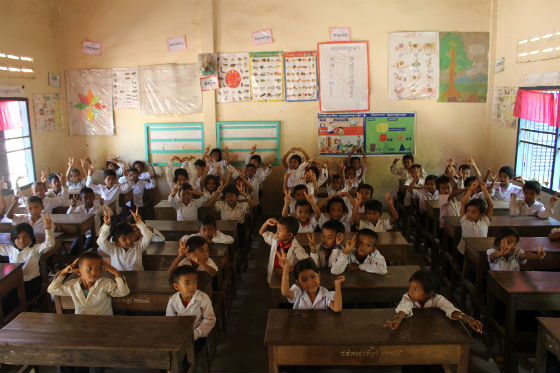 캄보디아 어린이들이 봉사단들의 인도에 따라 학습을 하고 있다
