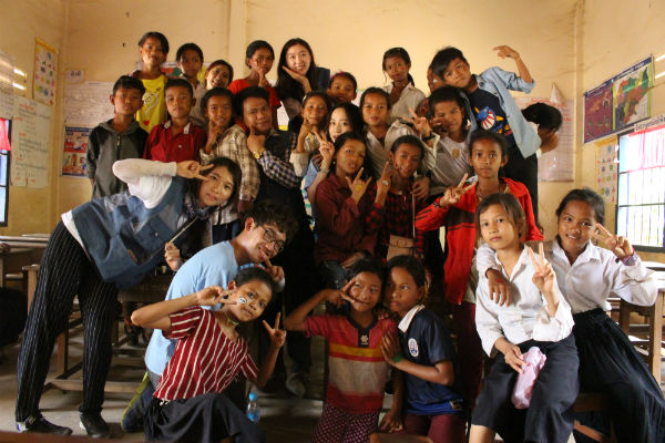 봉사단들이 캄보디아 어린이들과 한데 어우러져 기쁨을 나누고 있다