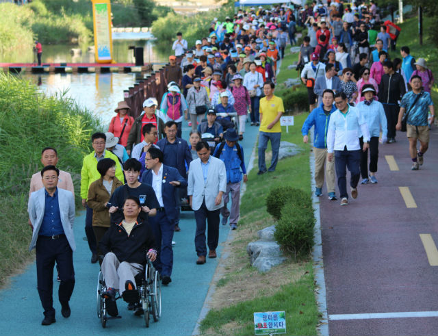 ▲  '은평구장애인 걷기 대회'에 관내 장애인 단체 회원 400여명이 함께 했다