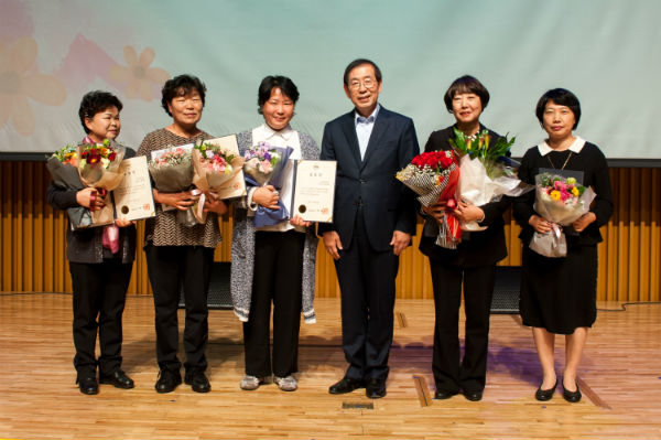 박원순 서울시장(오른쪽 3번째)이 수상자들에게 '좋은돌봄 서울시장상'을 수여하고 기념 촬영에 임했다