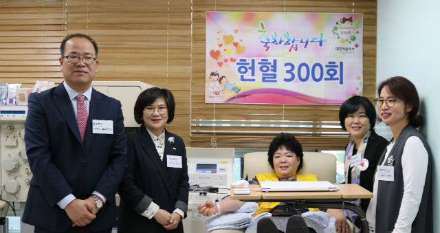 최고명예대장을 수상한 김태순 헌혈자(가운데)가 관계자들과 자리를 함께 했다