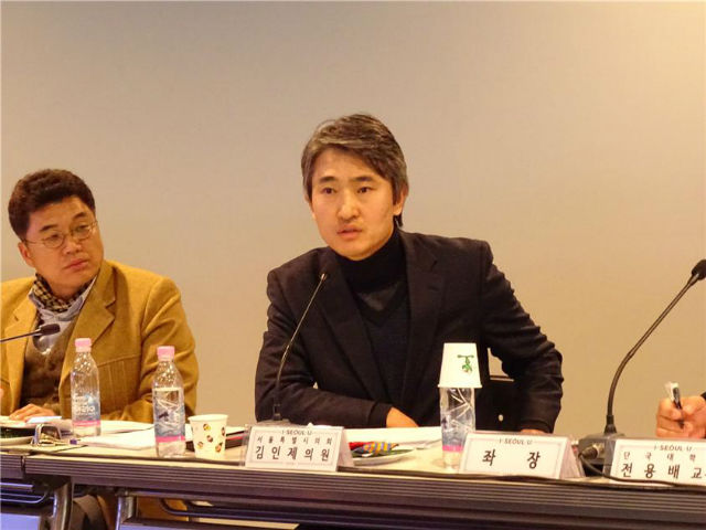 서울시의회 김인제 의원(오른쪽)이 잠실운동장의 개발방향에 대해 토론하고 있다