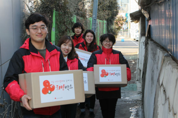 희망박스를 전달하고 있는 서울 사랑의열매 임직원들. (맨오른쪽 최은숙 사무처장)