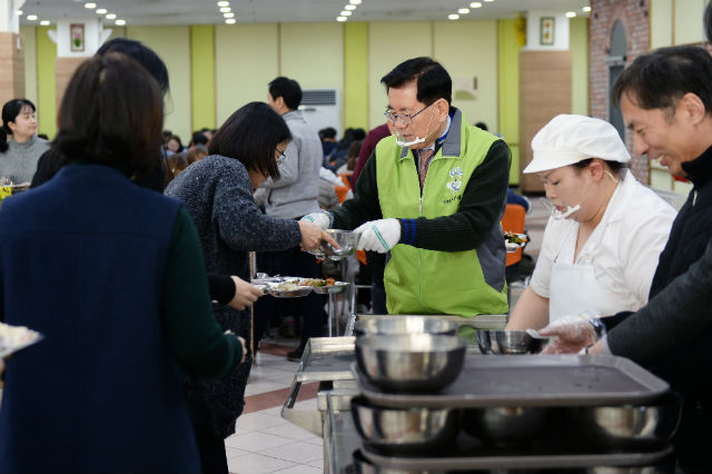 유덕열 동대문구청장이 13일 점심 구청 구내식당에서 직원들을 대상으로 떡국 배식봉사를 펼치고 있다