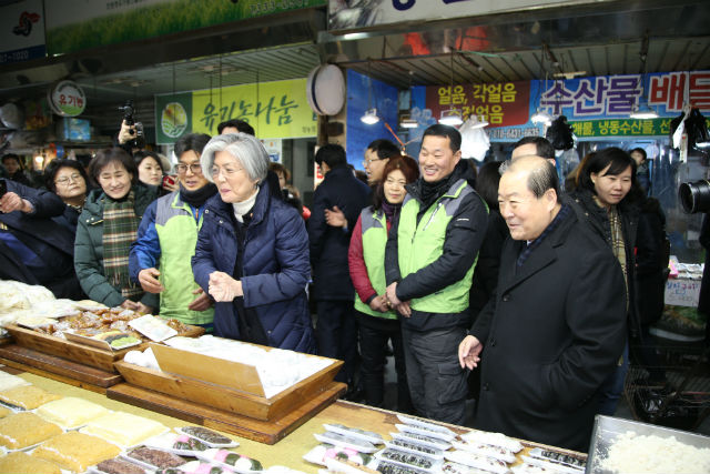 강경화 장관이 시장 상인들을 격려하고 있다. 맨 오른쪽 박홍섭 마포구청장