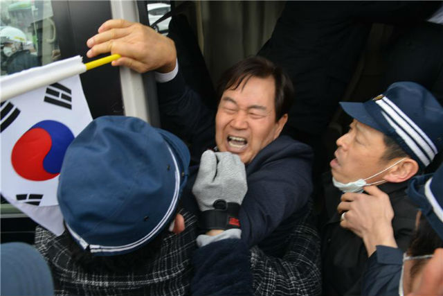 성백진 서울시의원이 일본 항의 방문 중 일본경찰에 압송당하고 있다