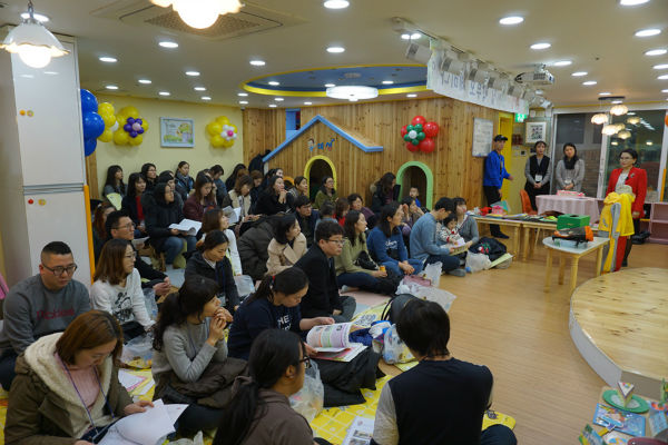 80여명의 학부모들이 미성어린이집 문화공간에서 아이들의 미래에 대해 논의하고 있다
