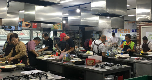 '새뜰마을 희망밥상' 요리교실에 참여한 주민들의 모습