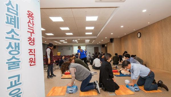 용산구청 대회의실에서 공무원들이 심폐소생술 교육을 받고 있다