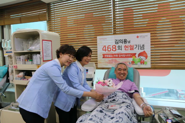 김의용씨가 헌혈 정년을 맞아 생애 마지막 헌혈을 하고 있다