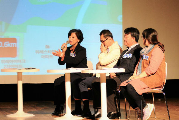 남인순 의원(맨 왼쪽)이 주최한 토크콘서트에서 구민들과 송파구의 현안 및 미래지향적 발전 사항을 토의하고 있다