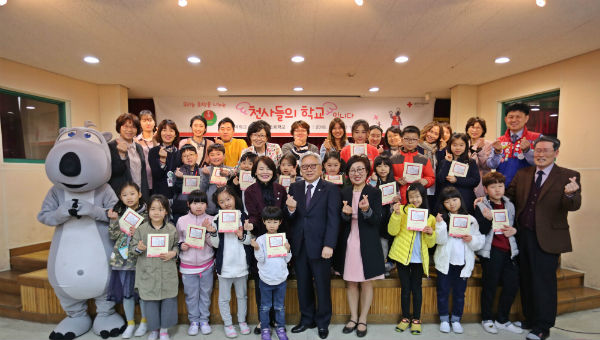 서울공연초등학교의 천사들이 기념 촬영을 하고 있다