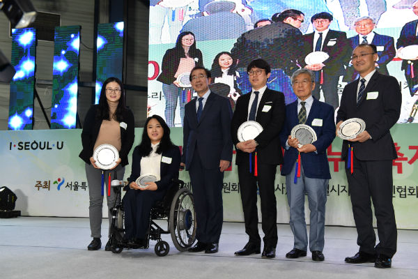 장애인의 날 기념식 유공자 시상식에서 수상자들이 기념 촬영을 하고 있다
