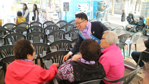 김문수 성북구청장 예비후보가 장애인의 날을 맞아 '무장애 성북'을 선언하고 주민들과 인사하고 있다